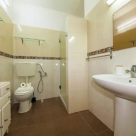 B22 - Rising Sun 2 Bed Flat * Лагуш